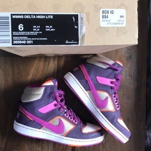NIKE DELTA HIGH LITE size 6